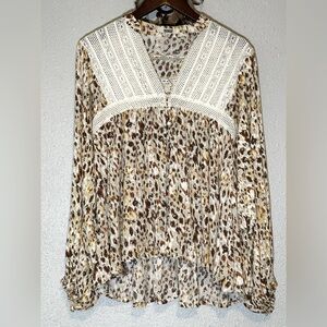 Gimmicks by BKE Faux Pearl Animal Print Lace High-Low Blouse Size Small NWOT